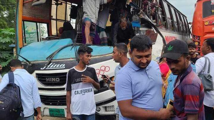 নরসিংদীতে সড়ক দুর্ঘটনায় প্রাণহানি ১, আহত ২০