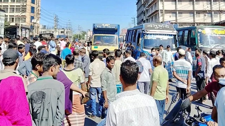 বেতনের দাবিতে পোশাকশ্রমিকদের মহাসড়ক অবরোধ