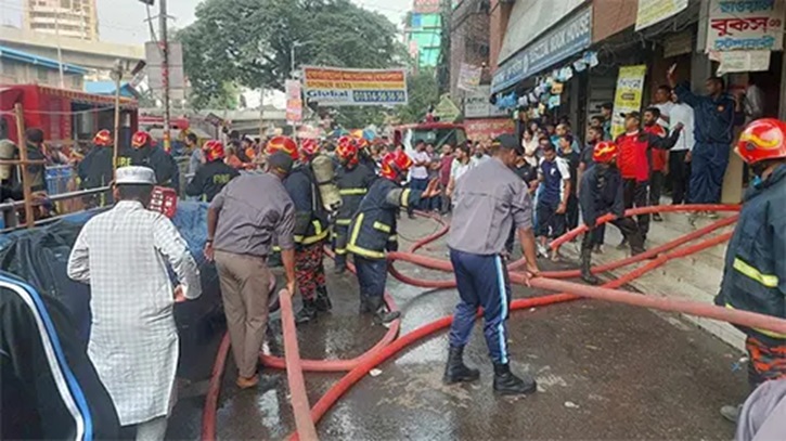 ফার্মগেটে বাণিজ্যিক ভবনের আগুন নিয়ন্ত্রণে