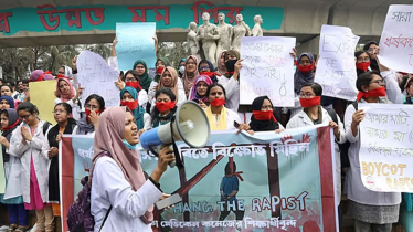 নারীর প্রতি সহিংসতার প্রতিবাদে রাজপথে শিক্ষক-শিক্ষার্থীরা