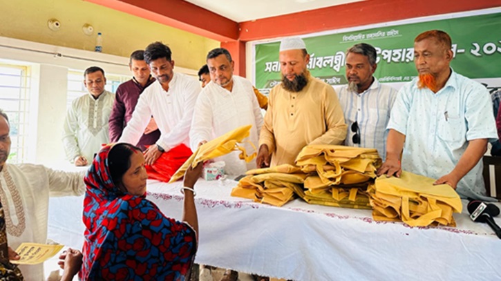 দাগনভূঞায় সনাতন ধর্মাবলম্বী দুঃস্থ মানুষের পাশে মেজবাহ্ সাঈদ