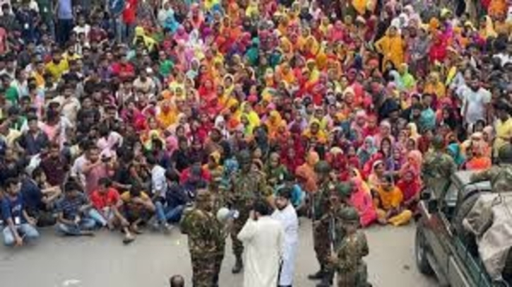 গাজীপুরে বেতন-বোনাসের দাবিতে শ্রমিকদের সড়ক অবরোধ