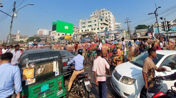 রিকশাচালকদের সরিয়ে দিলো সেনাবাহিনী, যানচলাচল শুরু