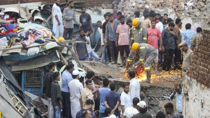 ভারতে ধসে পড়ল তিনতলা ভবন, প্রাণহানি ১০