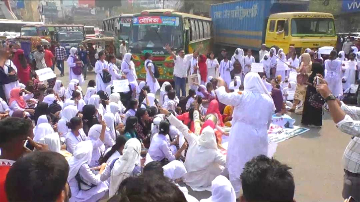 Students Protest Principal’s Transfer Order by Blocking Roads in N’ganj