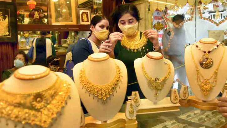 Gold price jumps by Tk1,994 per bhori