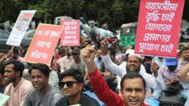 Protesters reject new age limit for govt jobs, demand 35yrs