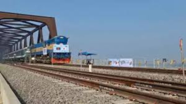 Jamuna Railway Bridge opens for passenger trains, enhancing connectivity