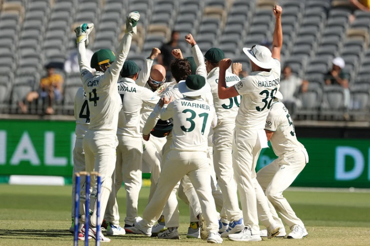 Australia crush Pakistan in 1st Test