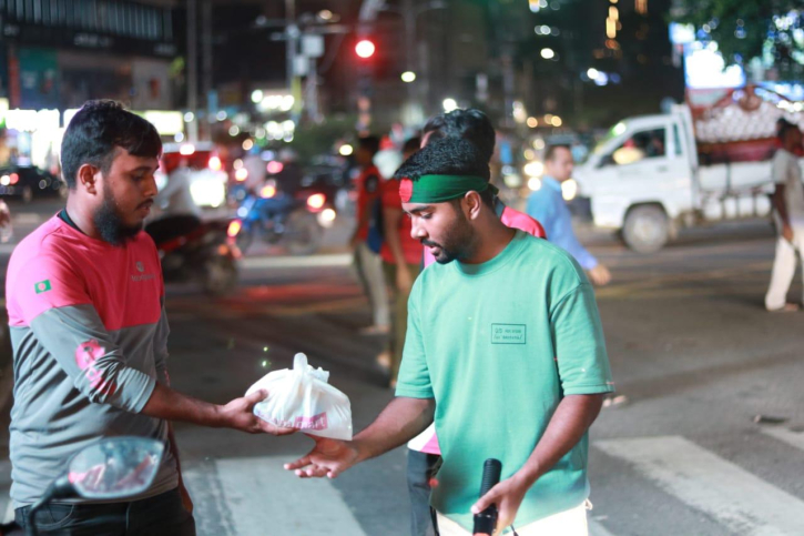 foodpanda Bangladesh distributes food among  students managing traffic