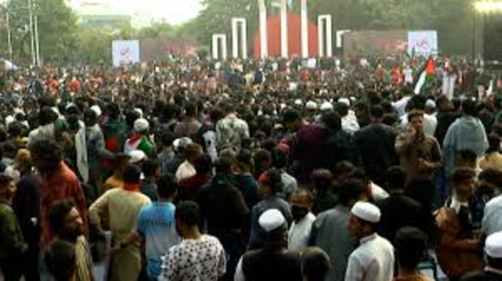 Students fill Central Shaheed Minar with ’March for Unity’ slogans