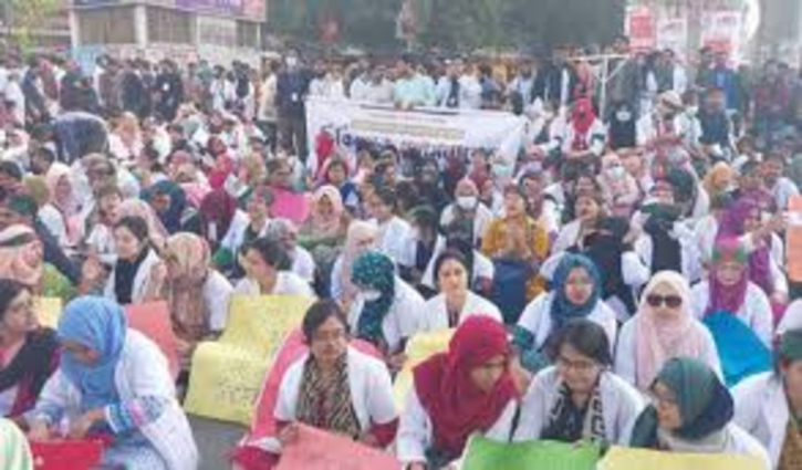 Postgrad trainee doctors block Shahbagh demanding Tk50,000 allowance