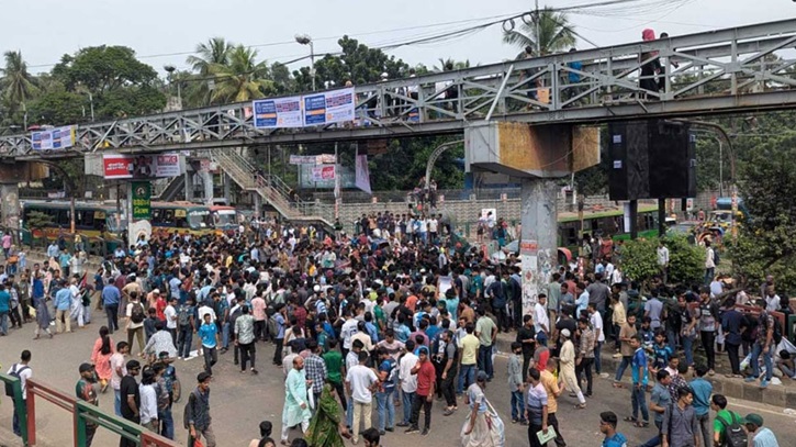 Students block Science Lab intersection disrupting traffic