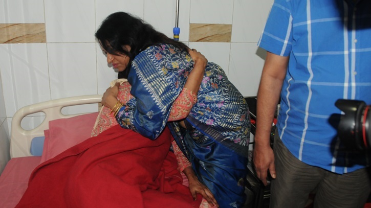 Abused Journalist Sonali Akhter overwhelmed with emotion upon seeing Farida Yasmin